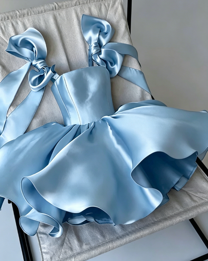 Süßes A-Linien-Träger-Sommer-Satin-Heimkehrkleid Hoco Dress Mini 20. Geburtstagsoutfit Cocktailkleider DP1779