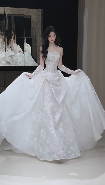 Glamouröses, figurbetontes, langes Spitzenbrautkleid in Weiß DP08302