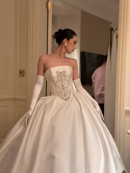 Elegantes weißes trägerloses A-Linien-Brautkleid aus Satin Ärmelloses Brautkleid DP05346